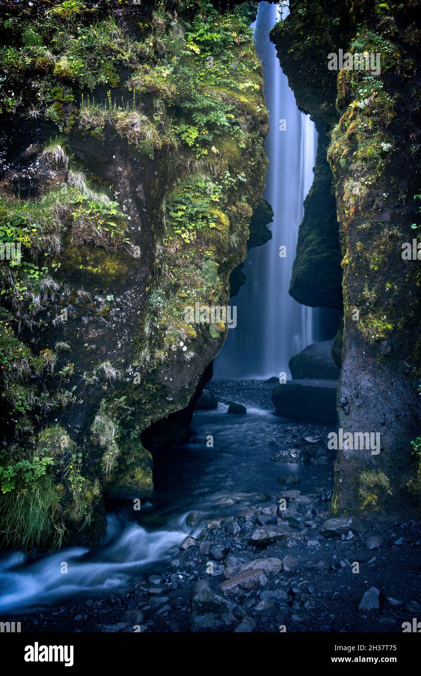 Gjufrabui, ein versteckter geheimer Wasserfall in der Nähe von Seljalandsfoss, Island Stockfoto