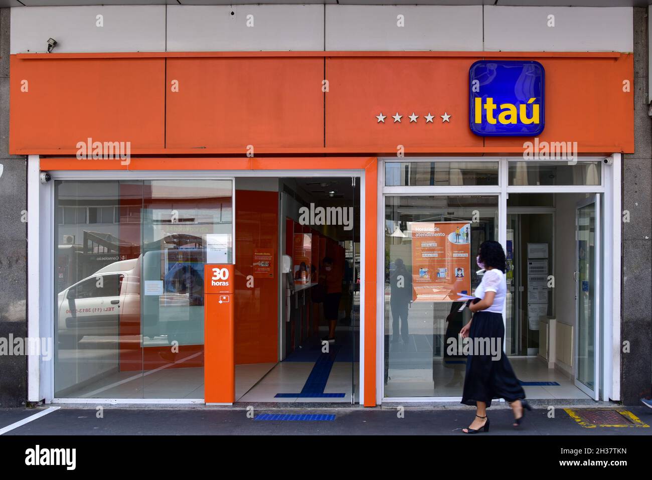 São PAULO, SP - 26.10.2021: Itaú PROJETA RETRAÇÃO da ECONOMIA NO BR - Banco Itaú Filiale auf der Av Paulista, diesen Dienstag (26). Itaú Unibanco beginnt im Jahr 2022 mit dem Rückzug der brasilianischen Wirtschaft. (Foto: Roberto Casimiro/Fotoarena) Stockfoto
