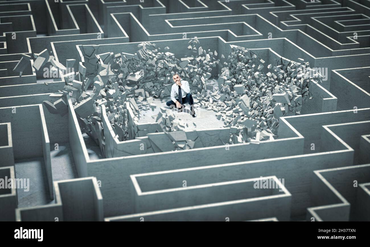 Nachdenklicher Mann in einem zerstörten Labyrinth. Konzept der Lösung eines komplexen Problems Stockfoto