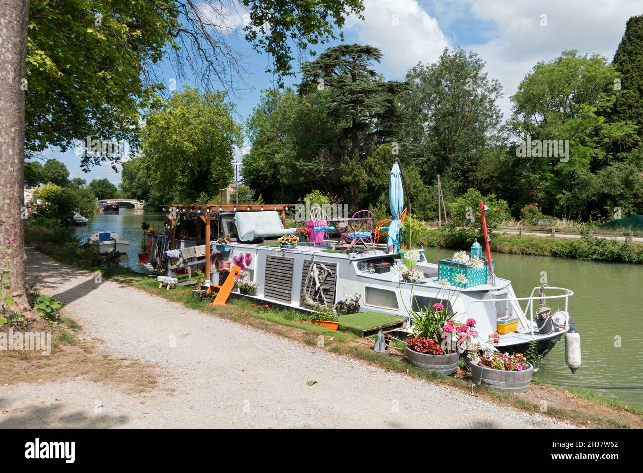 Boot auf dem Canal du Midi im Departement Aude, Region Oczitanie, Südfrankreich. Französischer Wasserkanal und Wasserstraße für Urlaub auf Lastkahn Stockfoto