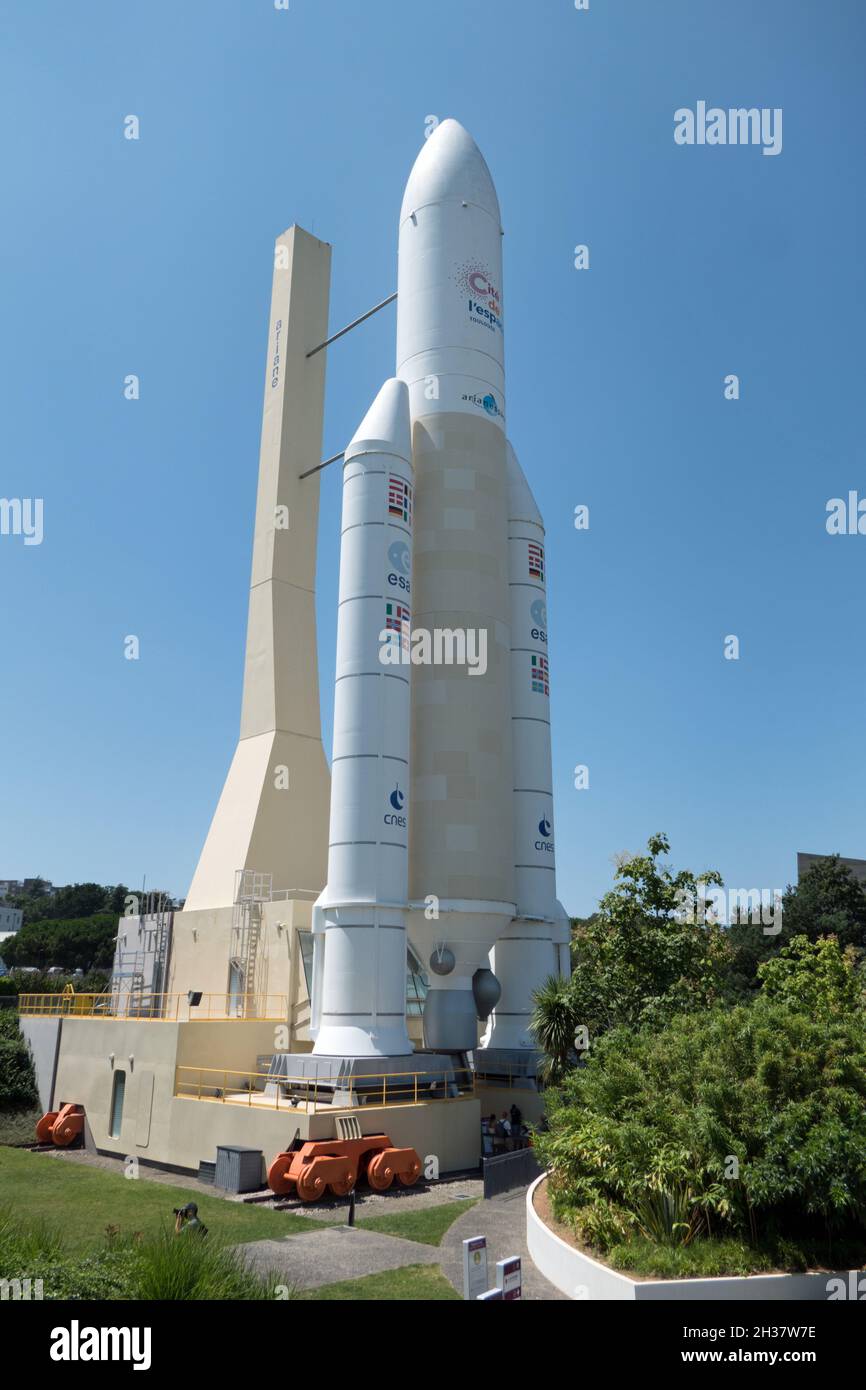 Ariane 5-Rakete in der Cité de l'Espace, oder City of Space, in Toulouse, Frankreich. Französische Ausstellung für Familie und Kinder. Reiseziel, Wissenschaftsmuseum Stockfoto