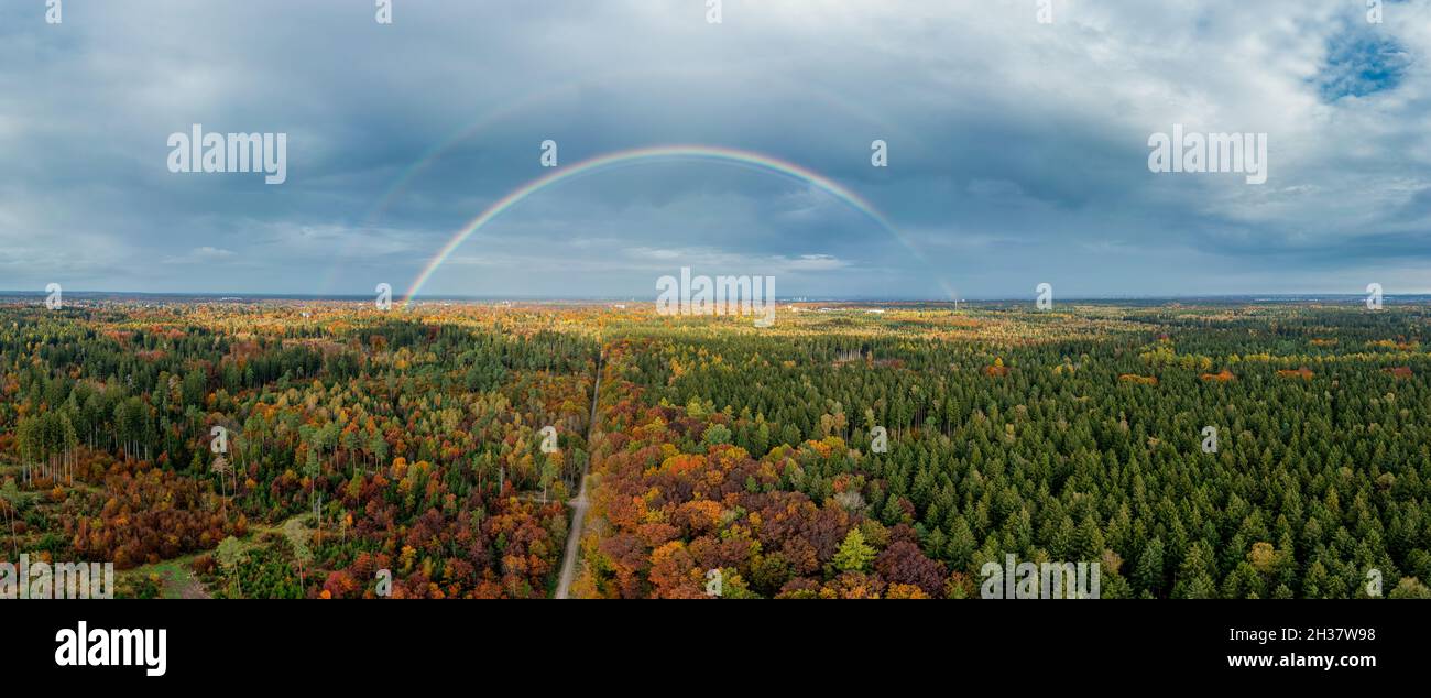Unter dem Regenbogen - idyllischer Herbstmoment in südbayern, deutschland. Stockfoto