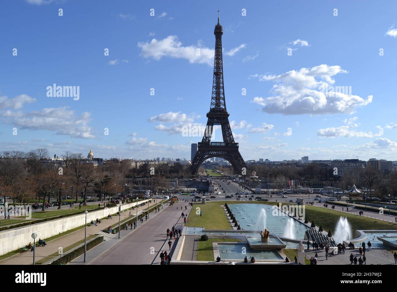 20.02.2012. Paris. Frankreich. Stadtschild des Paris, Frankreich: Eiffel. Statue des Eiffelturms aus Metall und Stahl mit vielen Touristen Stockfoto