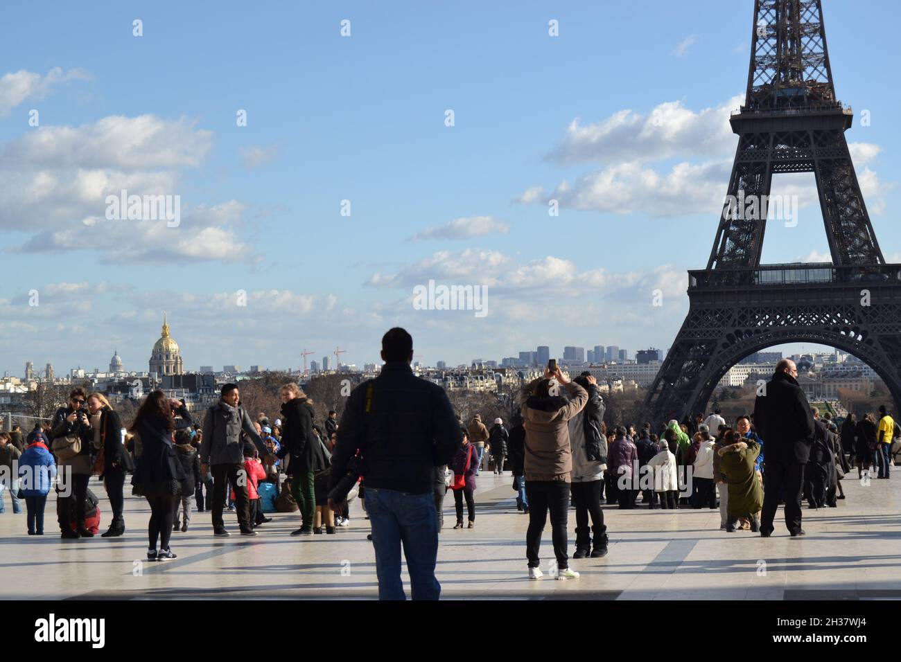 20.02.2012. Paris. Frankreich. Stadtschild des Paris, Frankreich: Eiffel. Statue des Eiffelturms aus Metall und Stahl mit vielen Touristen Stockfoto