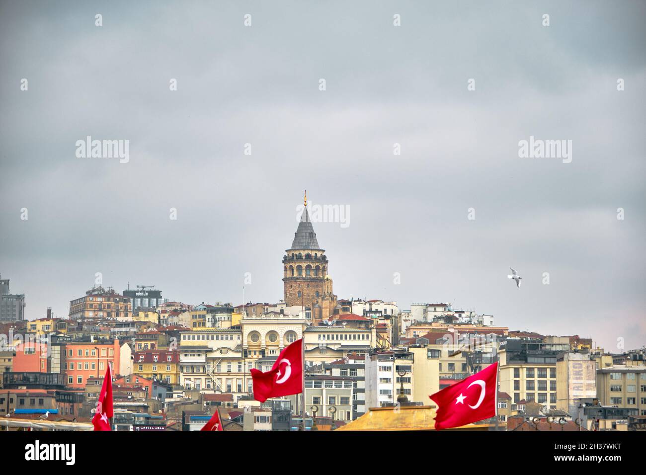 Galata Tower in istanbul an bewölktem Himmel und regnerischen Tagen. Stockfoto