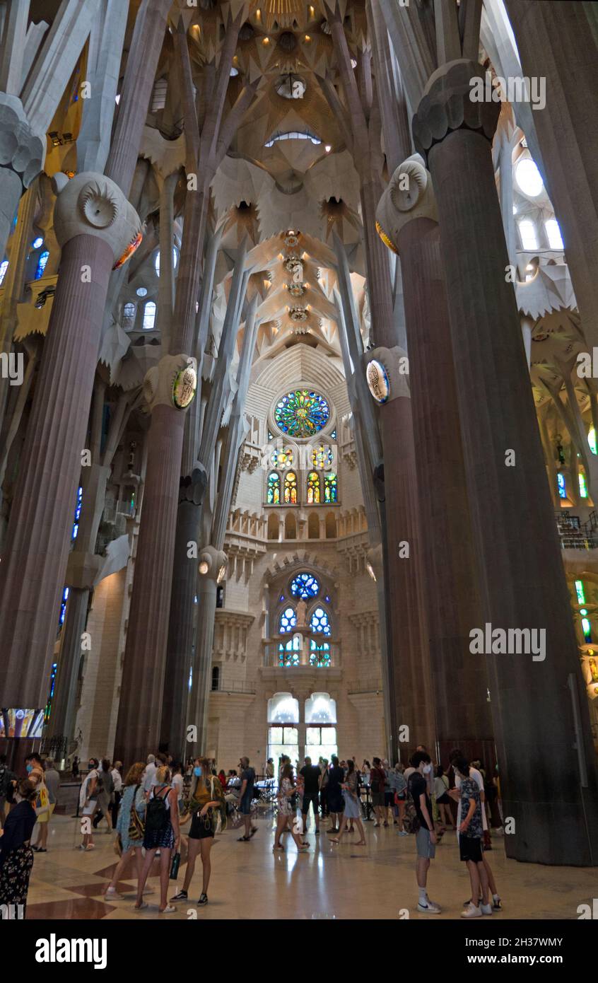 Innenraum der Basilika Sagrada Familia von Gaudi in Barcelona, Spanien mit Buntglasfenstern. Unvollendetes spanisches Denkmal und religiöses Gebäude Stockfoto
