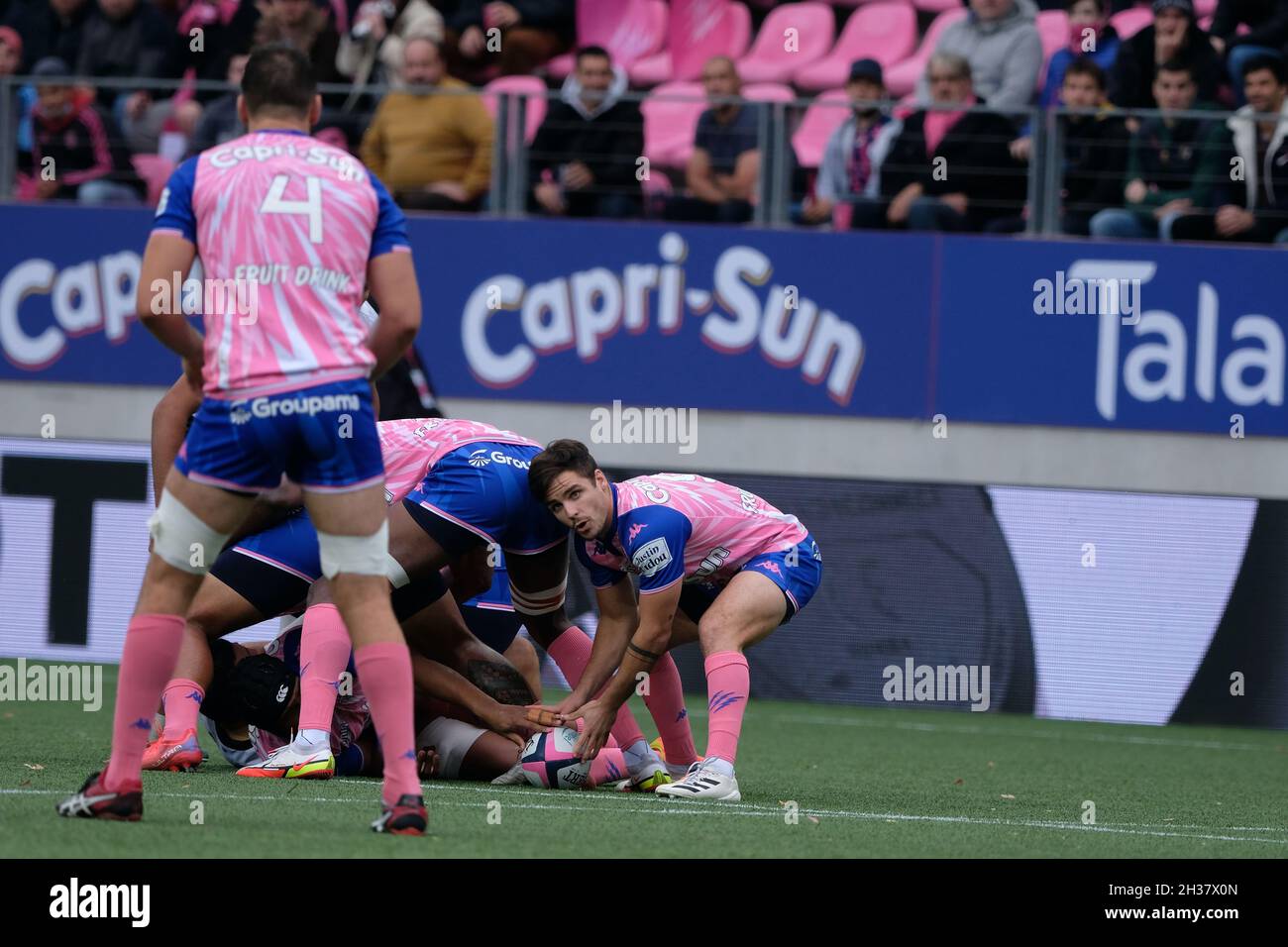 Paris, Frankreich. Oktober 2021. ARTHUR COVILLE Stade Francais Scrum half in Aktion während der französischen Rugby-Meisterschaft Top 14 zwischen Stade Francais und Lyon im Jean Bouin Stadium - Frankreich.Stade Francais gewann 23:18 (Bild: © Pierre Stevenin/ZUMA Press Wire) Stockfoto