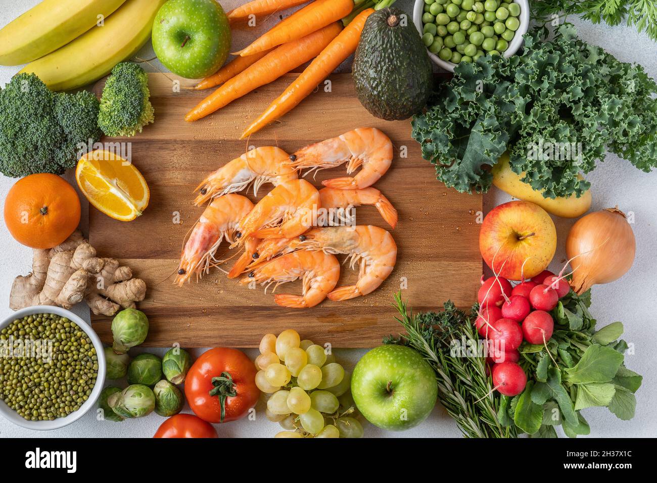 Set aus frischem Gemüse, Obst, Getreide und Garnelen auf einem Holzbrett. Gemüse-und Protein-Diät, Draufsicht Stockfoto