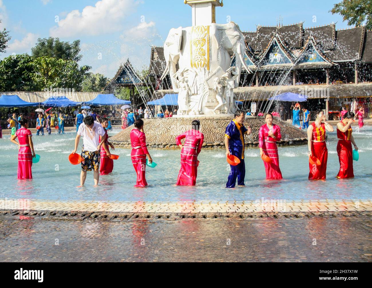 Yunnan, China - 01. Dezember 2010: Das Neujahrsfest für Wasserspritzer, es ist auch bekannt als das Festival für das Baden des Buddha. Es ist ähnlich wie Th Stockfoto