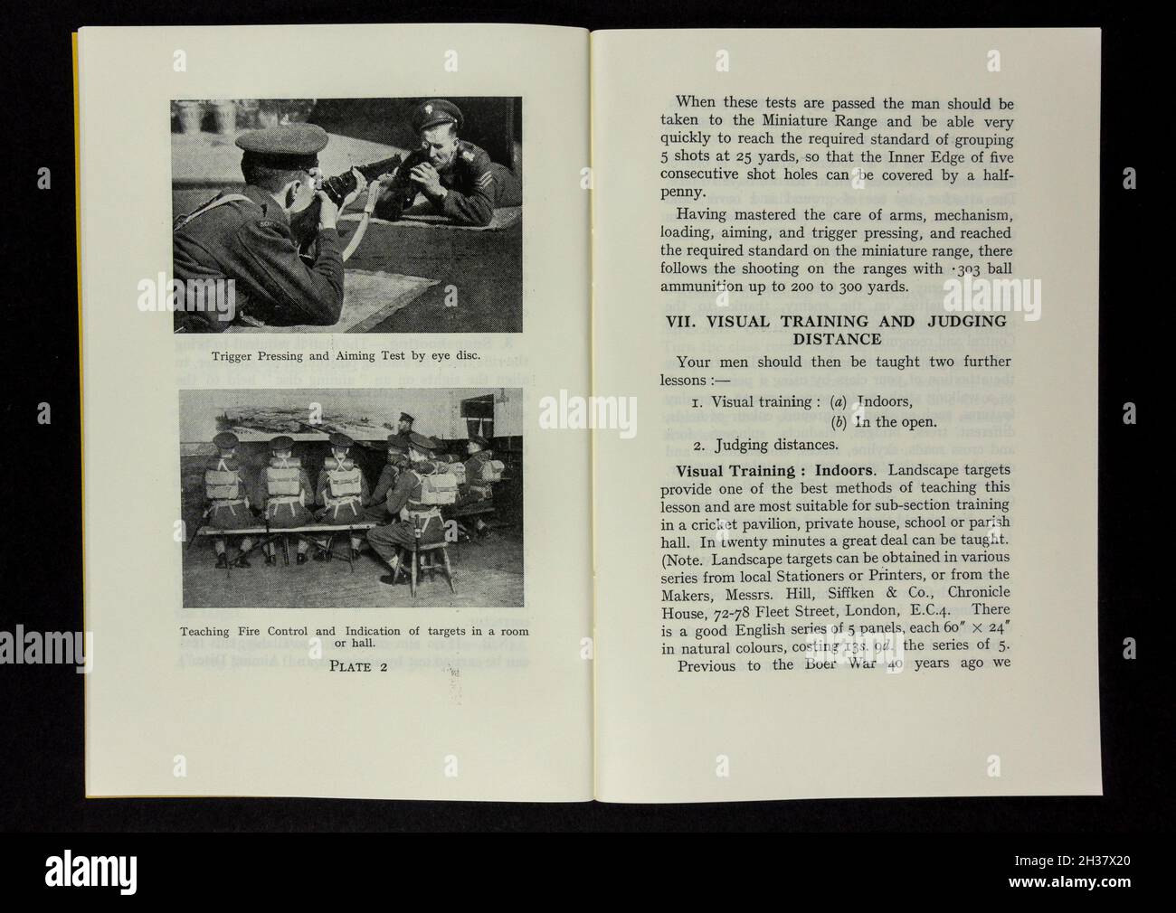 Waffentraining in der Broschüre „Home Guard Training“ (Nachbildung), Teil eines Erinnerungspakets der Heimatgarde des Zweiten Weltkriegs für Schulen. Stockfoto