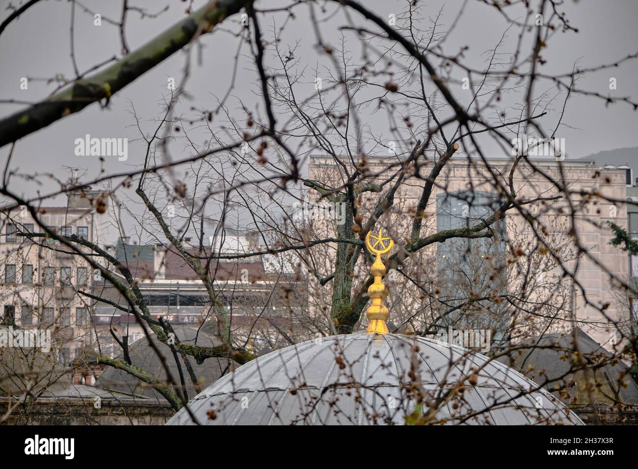 Dach und Spitze des kleinen Masjid, das vom Ottomanen-Reich in Bursa gegründet wurde, das als Kozahan genannt wird Stockfoto