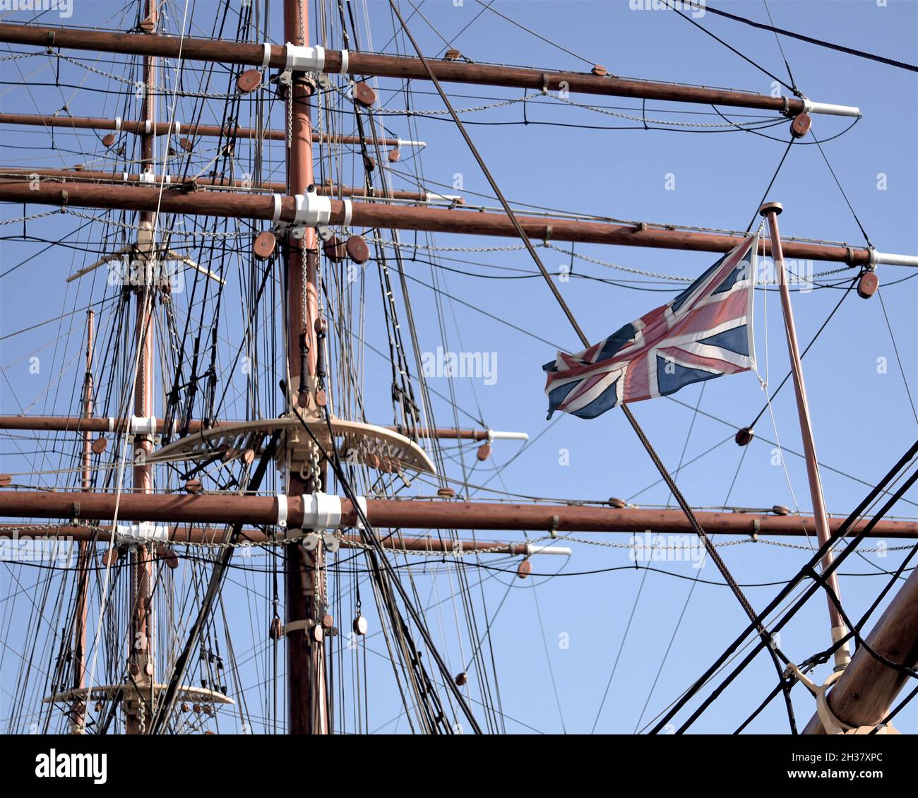 Nahaufnahme der Masten, Takelage und Wagenheber der Royal Research Ship (RRS) Discovery, die permanent in Dundee, Schottland, liegt. Stockfoto