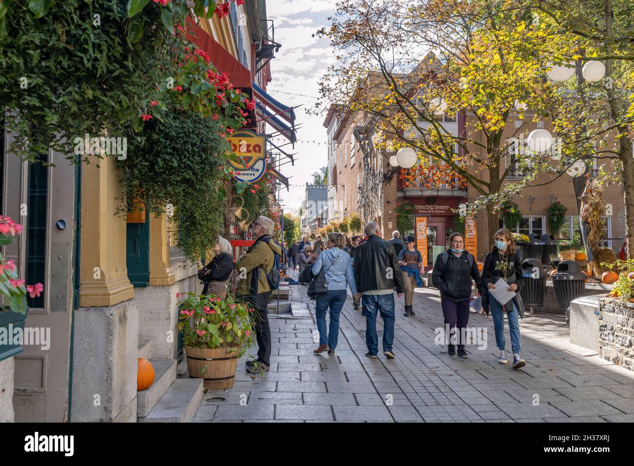 Menschen, die während der Pandemie des Covid-19 auf der Straße des Quartier du Petit Champlain spazieren gehen. Eine kleine Handelszone in Quebec City. Stockfoto