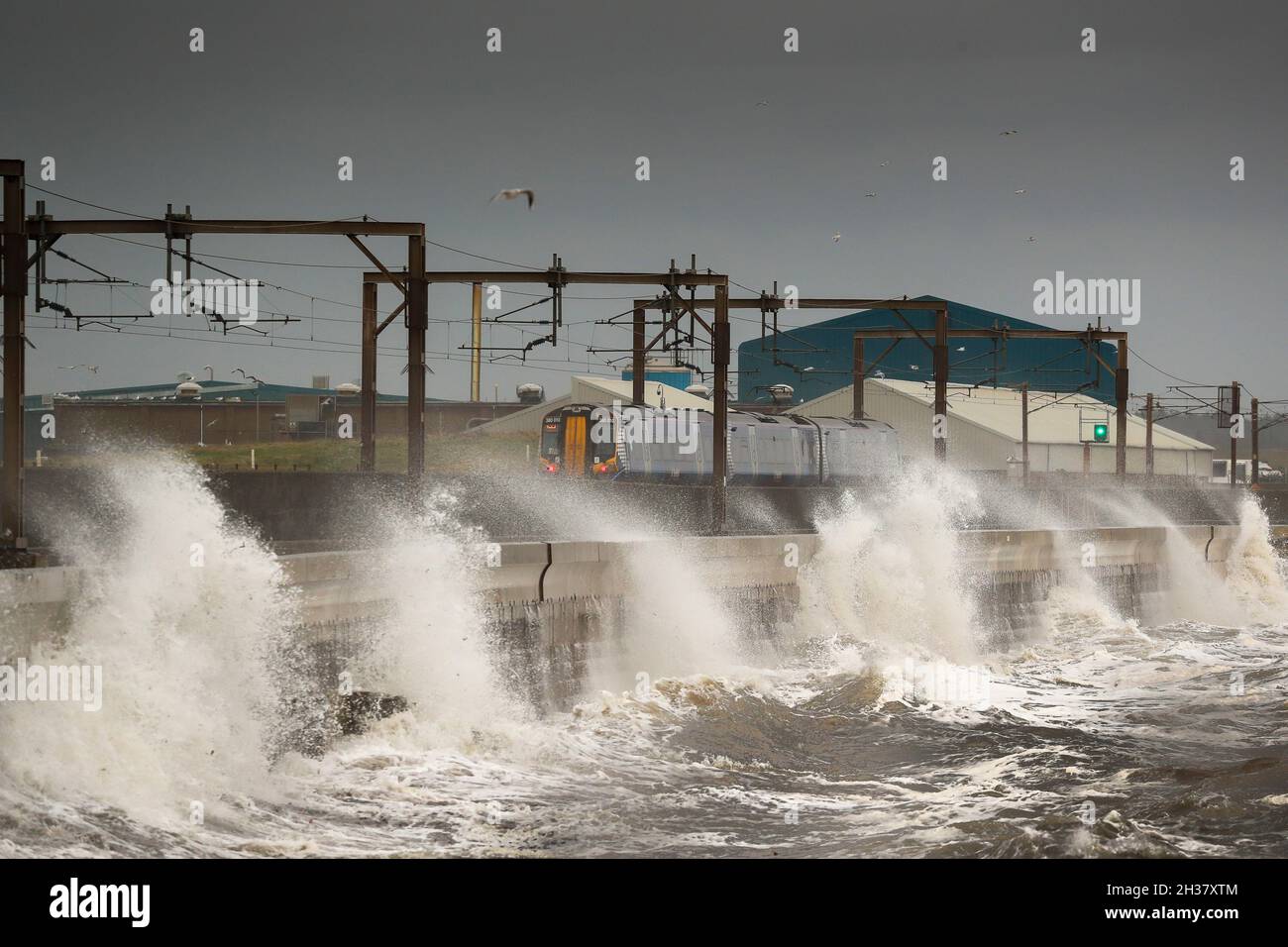 Saltcoats, Großbritannien. Oktober 2021. Starke Winde, die an der Westküste von Ayrshire, Schottland, über 50 km/h stürzten, verursachten Wellen von etwa 20 Metern Höhe, die in die Promenade an der Seaview Road, dem beliebten Steway zwischen Saltcoats und Stevenston, einstürzten., Quelle: Findlay/Alamy Live News Stockfoto