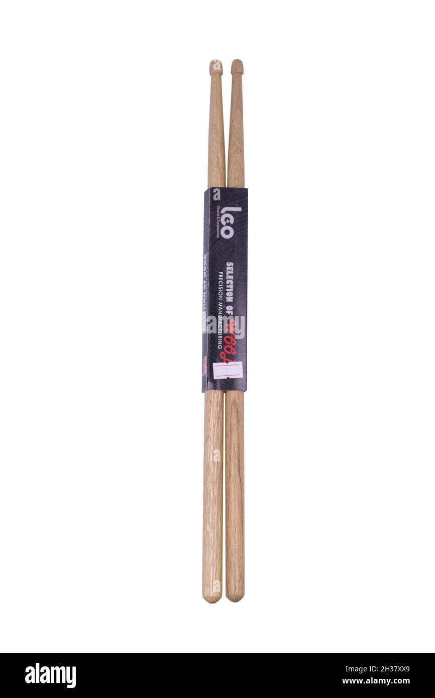 Neue Drumsticks auf weißem Hintergrund. Stockfoto