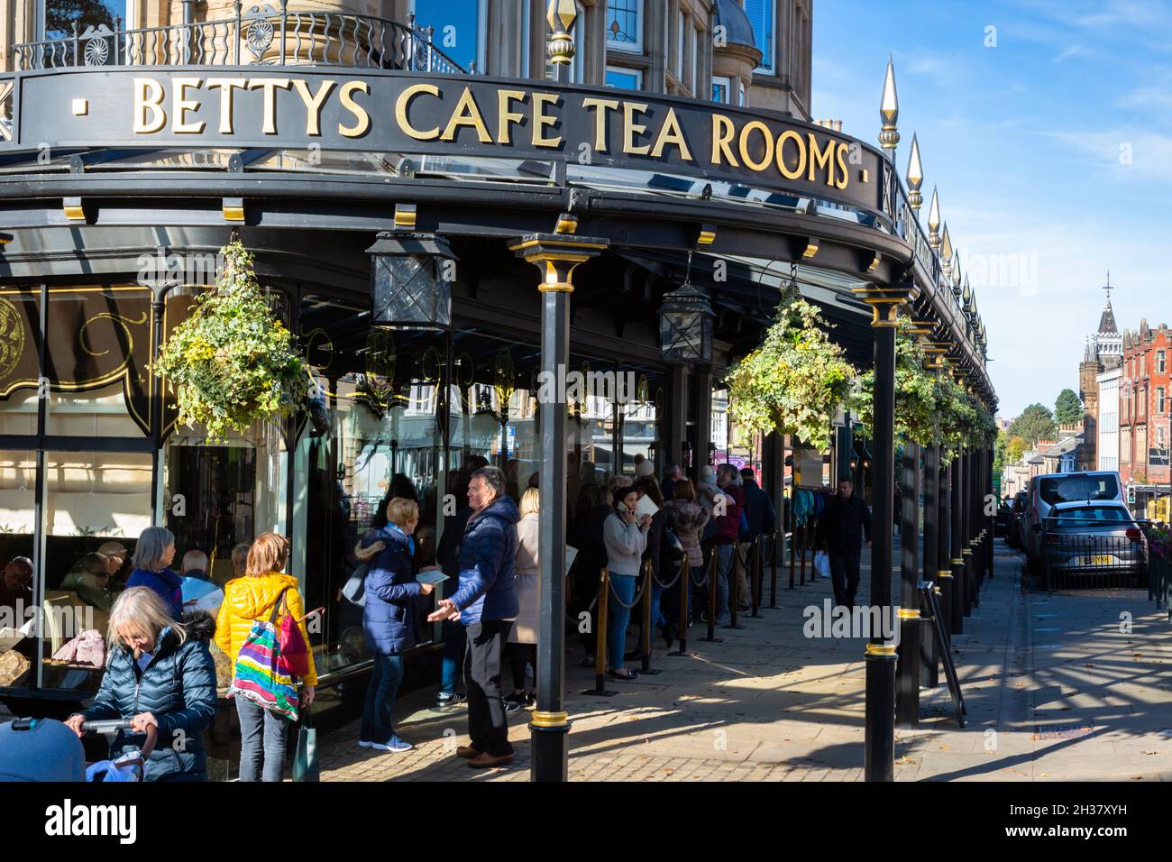 Eine Schlange vor den berühmten Betty's Tea Rooms, Harrogate, Yorkshire, Großbritannien 2021 Stockfoto