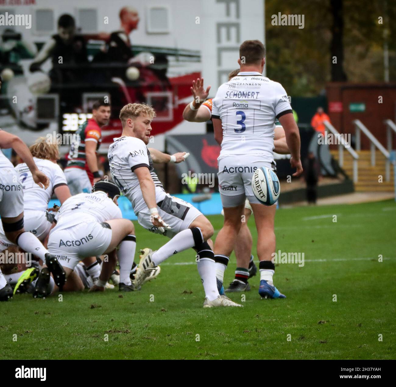 23.10.2021 Leicester, England. Rugby Union. GUS Warr of Sale tritt während des Spiels der Gallagher-Runde 6 zwischen Leicester Tigers und Sale Sharks im Mattioli Woods Welford Road Stadium, Leicester, um Position. © Phil Hutchinson Stockfoto