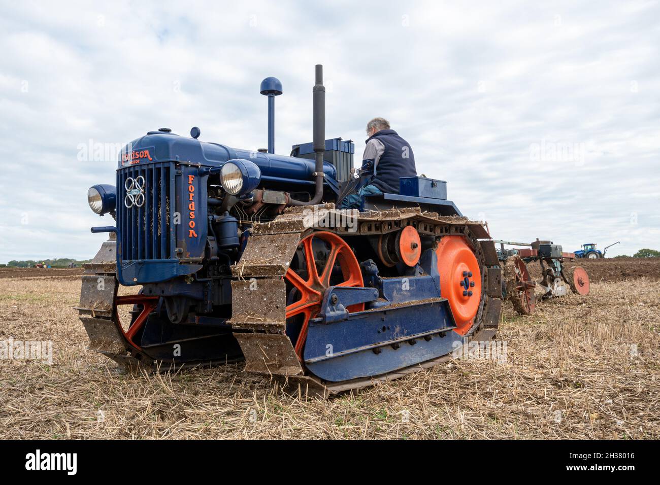 Oldtimer Fordson Haupttraktor arbeitet beim Great All England Pflügen Match, das im Oktober 2021 in Droxford, Hampshire, England, Großbritannien, stattfand Stockfoto