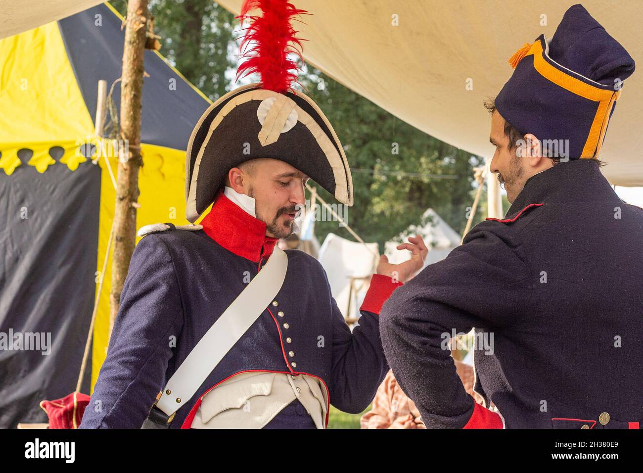 Minsk, Weißrussland - 9. September 2018, Tag Der Stadt. Historischer Wiederaufbau - zwei Soldaten in Militäruniform aus dem Ersten Weltkrieg. Stockfoto