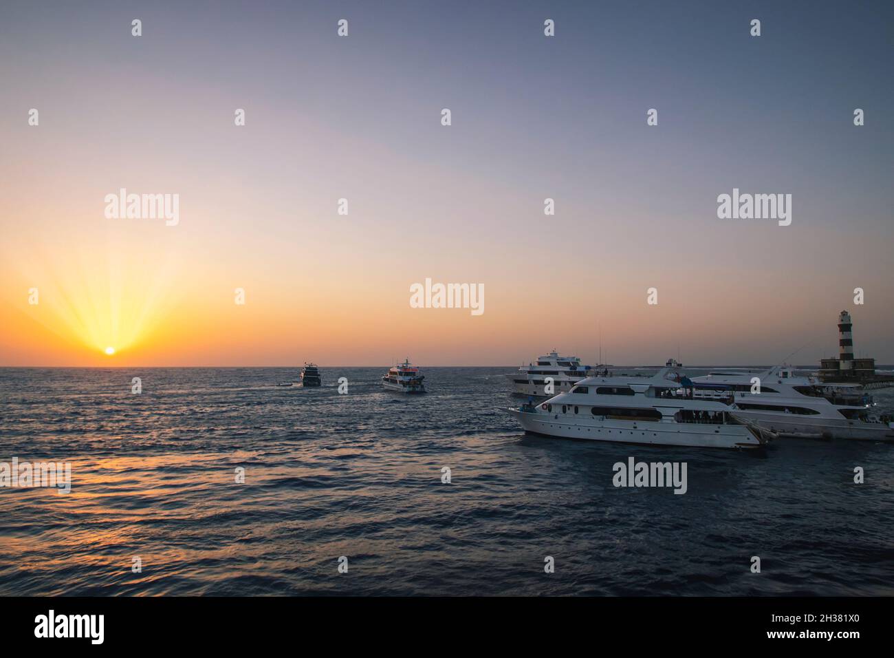 Sonnenuntergang am Daedalus Riff mitten im Roten Meer, Ägypten Stockfoto