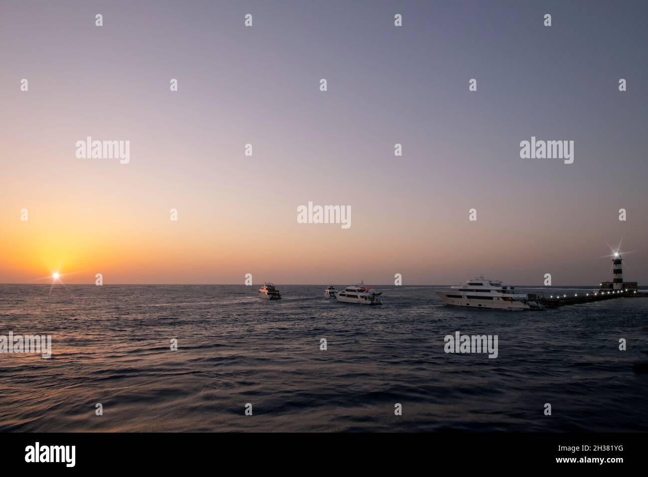 Sonnenuntergang am Daedalus Riff mitten im Roten Meer, Ägypten Stockfoto