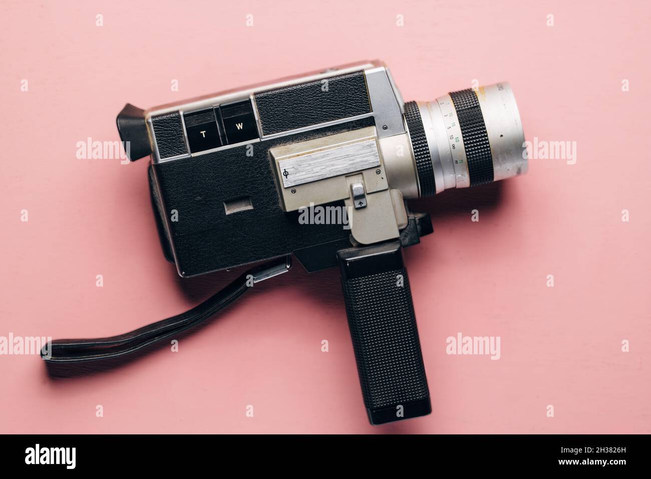 Vintage Super 8 Kamera auf einem rosa Hintergrund. Konzept des Vlogging. Retro-Kamera, feminine Bloggerin. Stockfoto