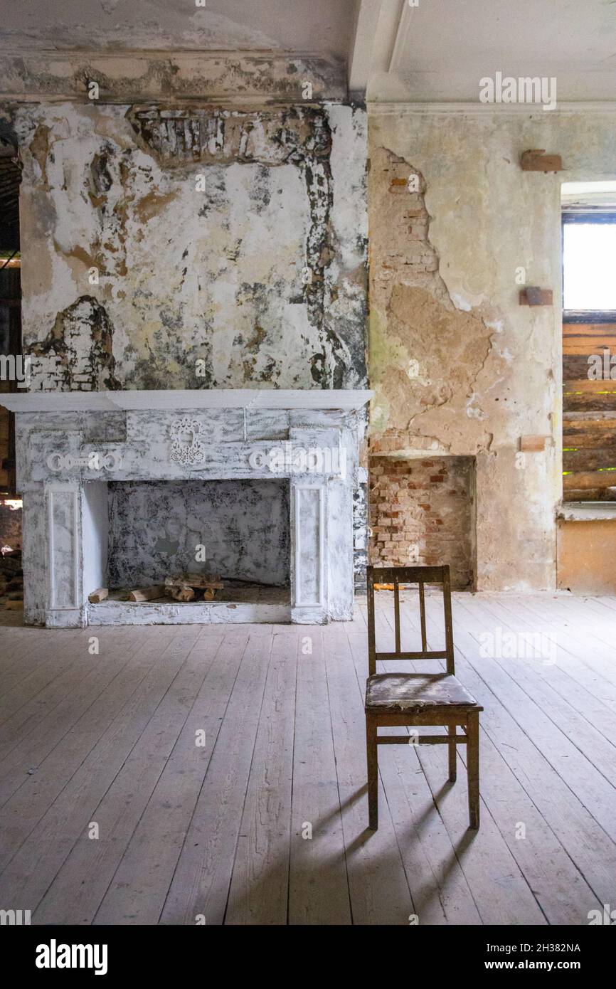 Stuhl im Loft-Stil Zimmer, Kamin im Hintergrund, schäbige Wände. Hochwertige Fotos Stockfoto