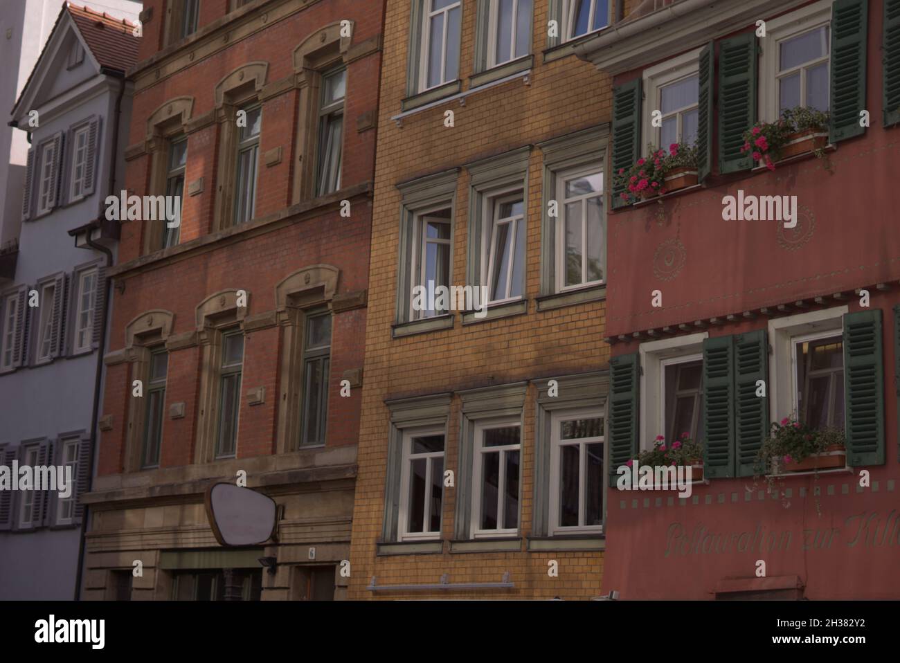 Vier Häuser nebeneinander Stockfoto