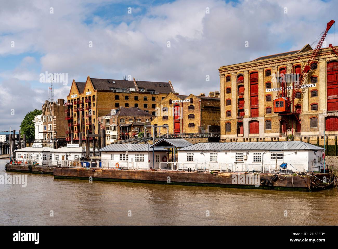 Wapping Pier und die Themse, London, Großbritannien. Stockfoto