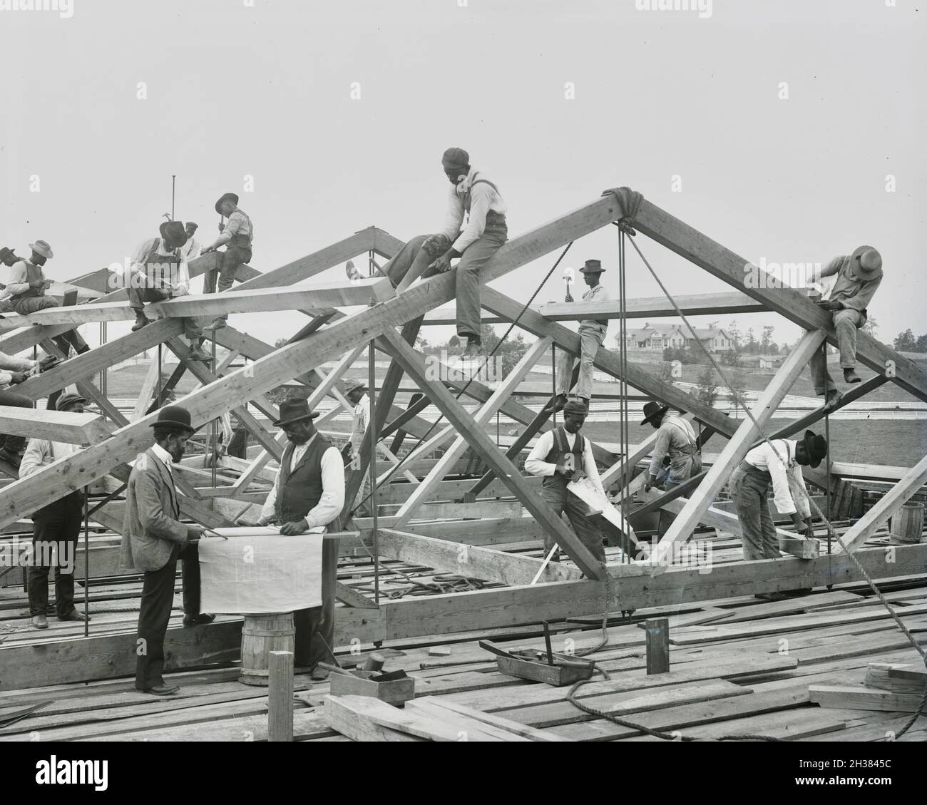 Frances Benjamin Johnston Vintage-Fotografie - Dachkonstruktion durch die Studenten des Tuskegee Institute - um 1902 Stockfoto