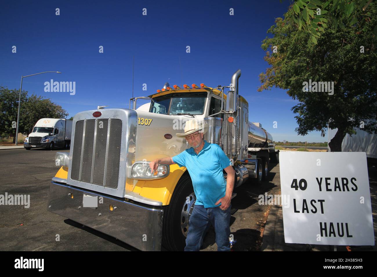 Der weltweite Mangel an Lkw-Fahrern führt zu einem Rückstand der Frachtgüter. LKW-Fahrer treiben Fracht an, die die Lieferkette füllt, ein Mangel an Fahrer verursacht Rückstand Stockfoto