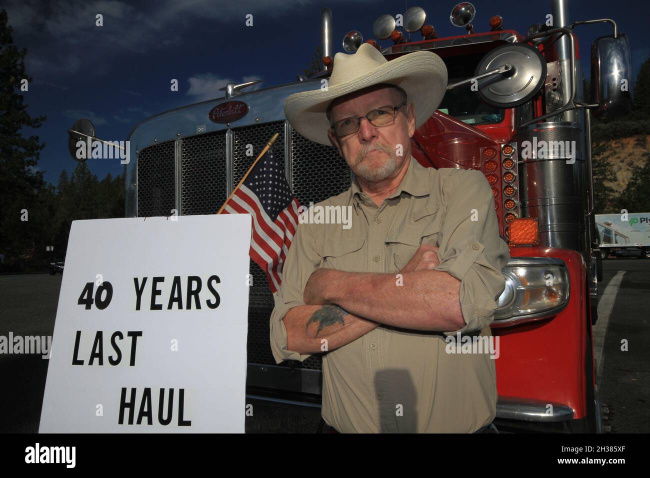 Der weltweite Mangel an Lkw-Fahrern führt zu einem Rückstand der Frachtgüter. LKW-Fahrer treiben Fracht an, die die Lieferkette füllt, ein Mangel an Fahrer verursacht Rückstand Stockfoto