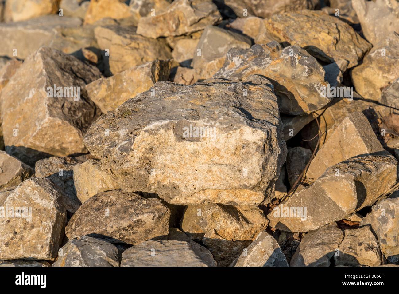 Viele Natursteine zusammen in einem Haufen. Stockfoto