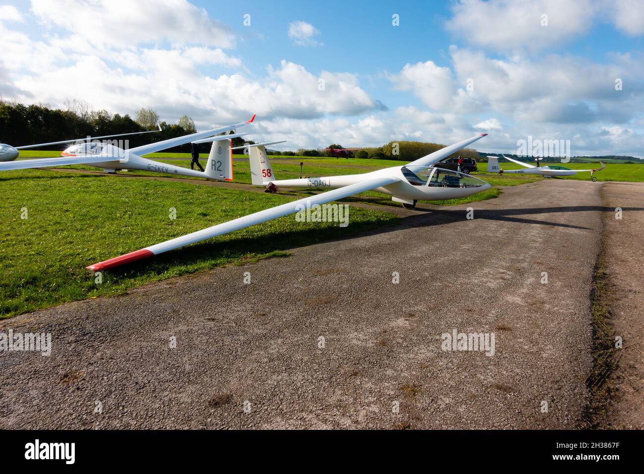 Glaser-Dirks DG200 Segelflugzeug, G-DADJ, geparkt am Startplatz, Lleweni Parc Segelflug. Denbighshire, Wales. Dahinter stehen ein Duo Discus und Arcus M. Stockfoto