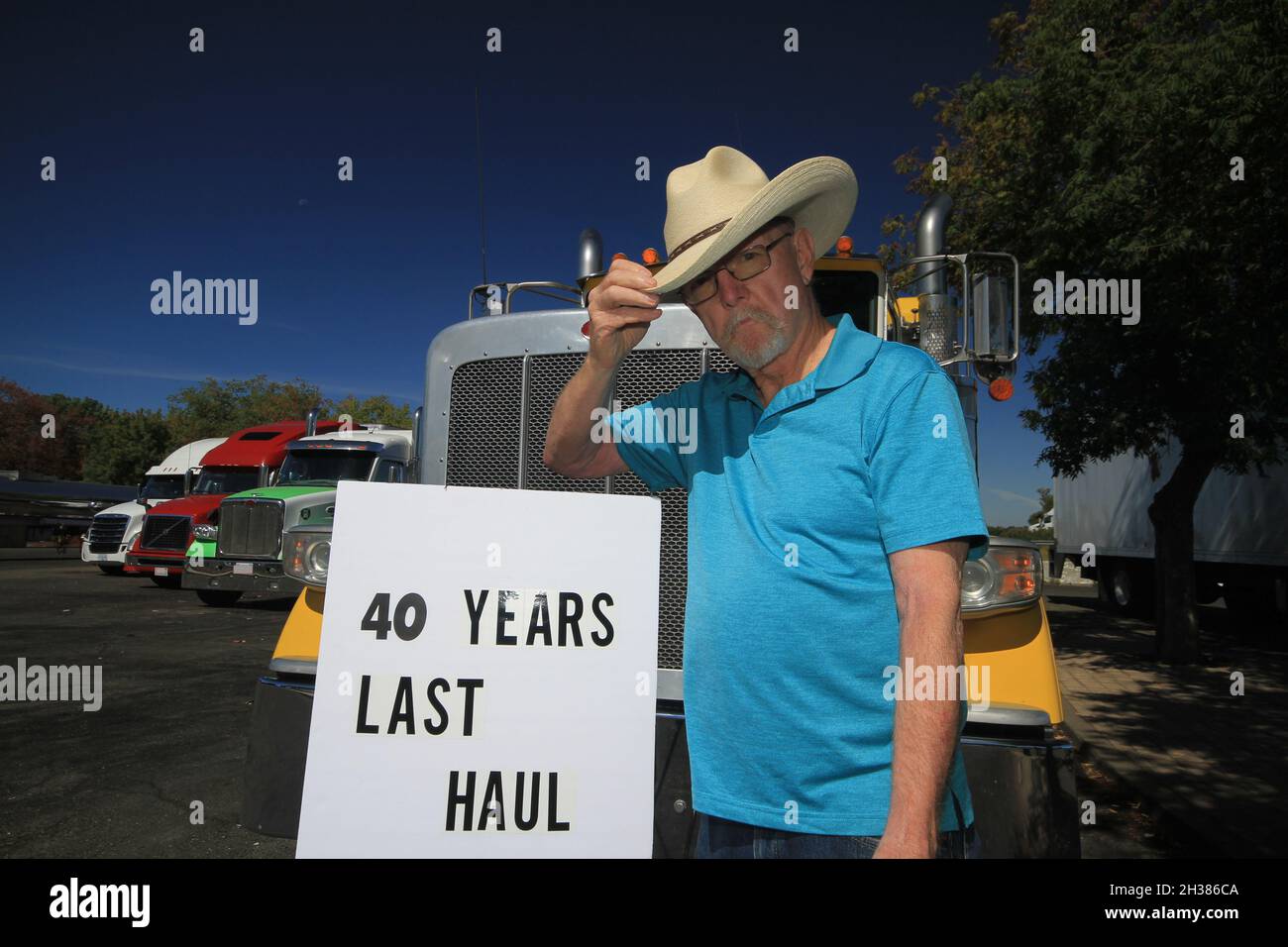 Der weltweite Mangel an Lkw-Fahrern führt zu einem Rückstand der Frachtgüter. LKW-Fahrer treiben Fracht an, die die Lieferkette füllt, ein Mangel an Fahrer verursacht Rückstand Stockfoto
