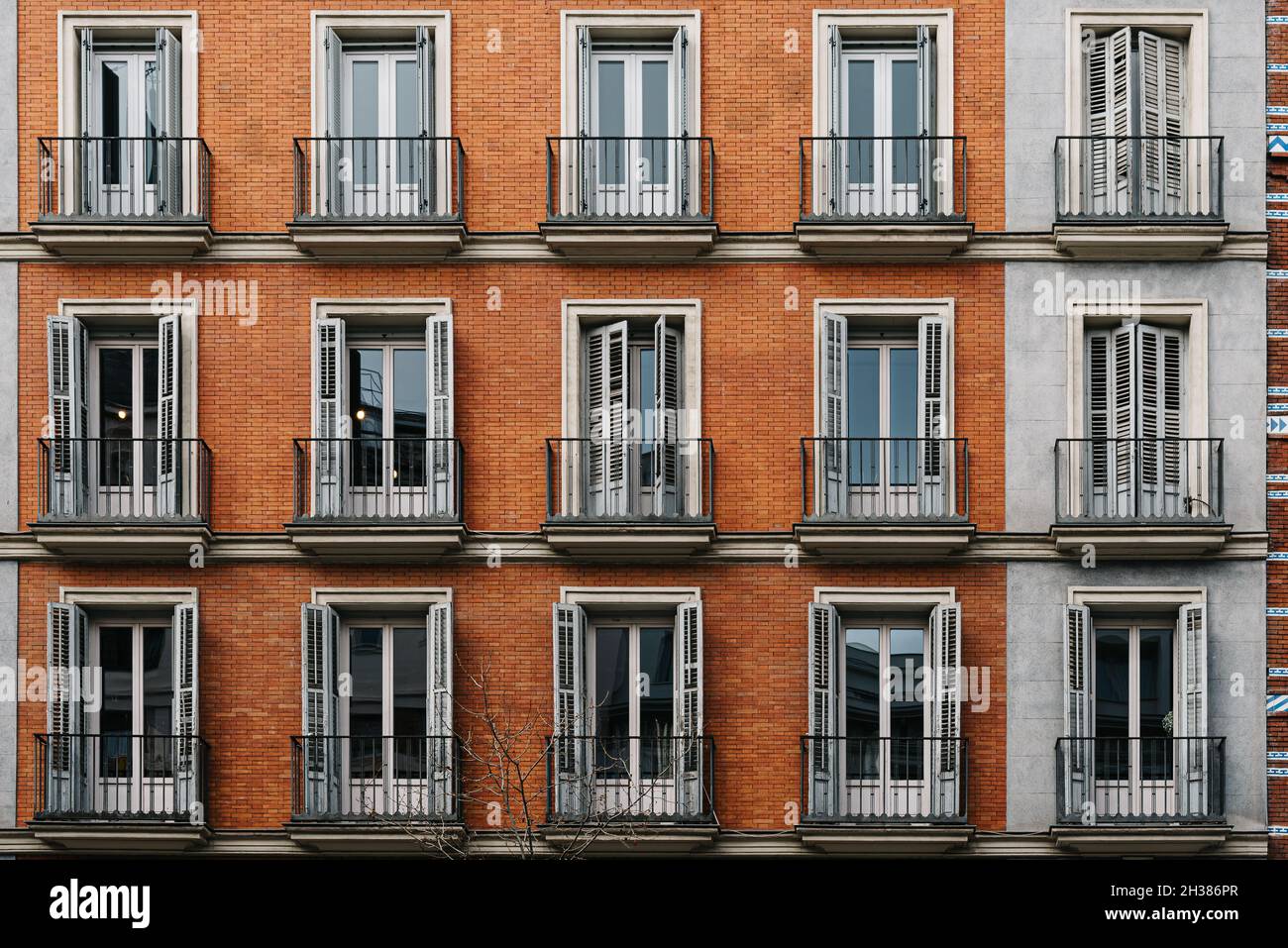 Blick auf das alte luxuriöse Wohngebäude mit Ziegelfassade und Balkonen. Salamanca in Madrid. Immobilienmarkt, Immobilien und Haupt Stockfoto