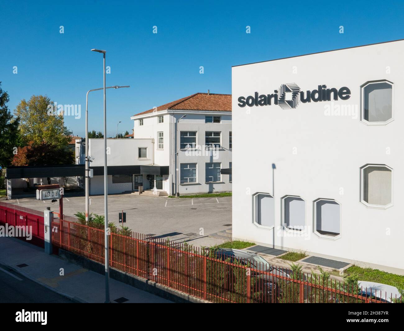 Udine, Italien - Sitz der italienischen Uhren- und Elektronikfabrik Solari mit einer seiner berühmten Flip-Uhren am Eingang Stockfoto