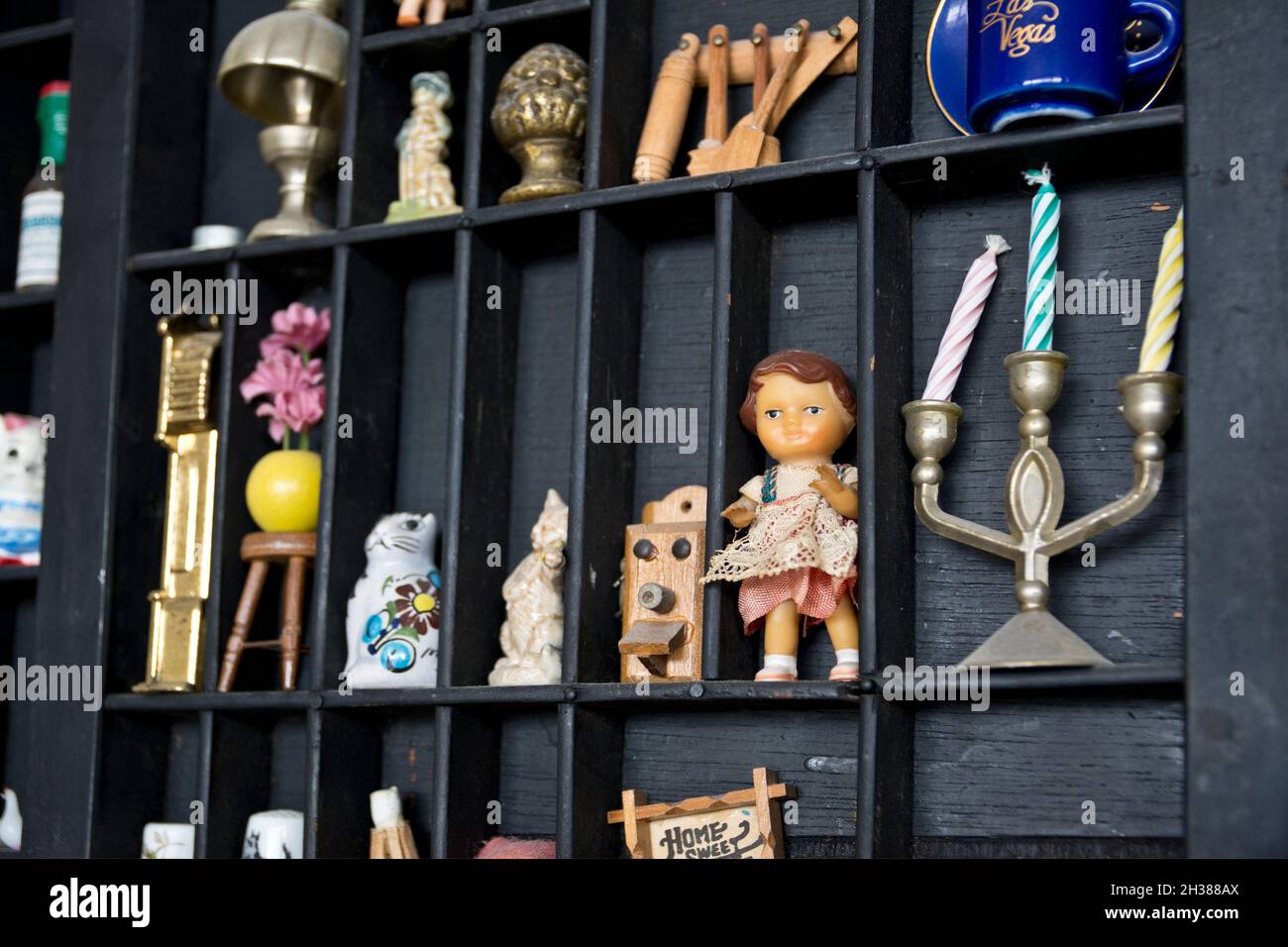 Sammlung von Miniaturen, Krimskrams und Ornamenten, die in einem Haus ausgestellt werden. Stockfoto