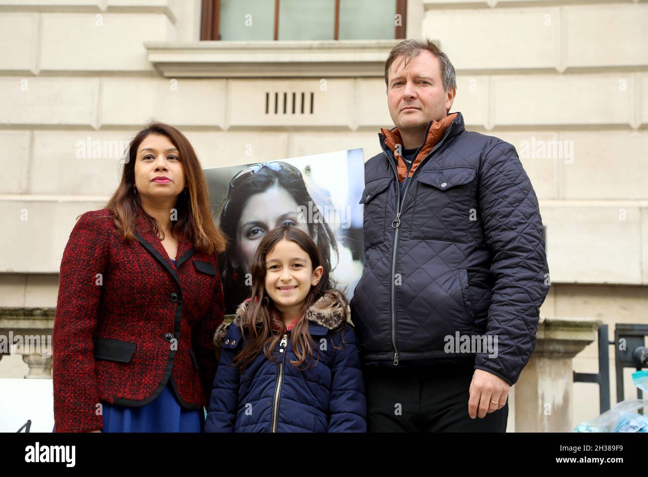 London, Großbritannien, 26. Oktober 2021: Richard Ratcliffe mit seiner Tochter Gabriella und dem Parlamentsabgeordneten Tulip Suddiq am dritten Tag seines Hungerstreiks außerhalb des Auswärtigen, Stockfoto