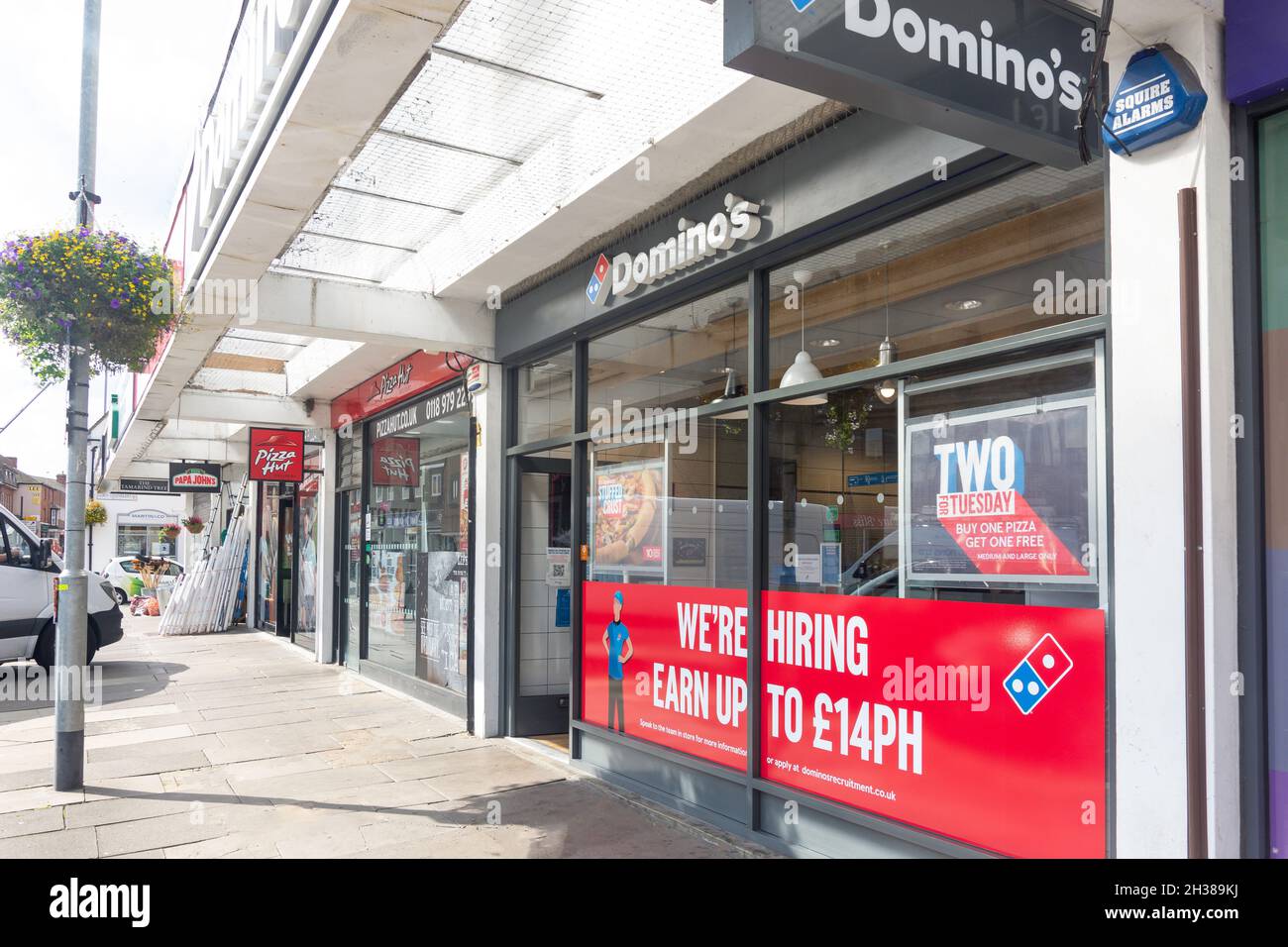 Domino's Pizza, Pizza Hut und Papa John's Pizzas nebeneinander, Peach Street, Wokingham, Bekshire, England, Vereinigtes Königreich Stockfoto