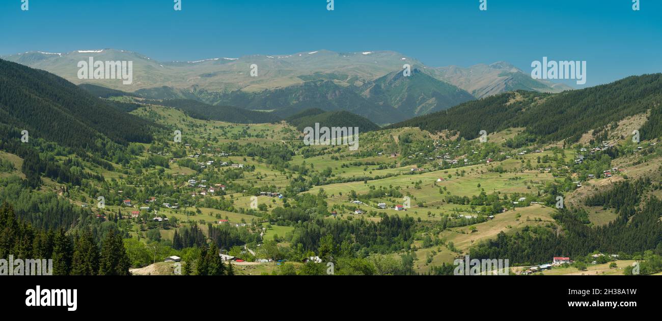 Panoramablick auf das Savsat-Hochland. Der Blick auf das Hochplateau Häuser vom Savsat Kreuzfahrthügel. Yavuzkoy, Artvin, Türkei Stockfoto