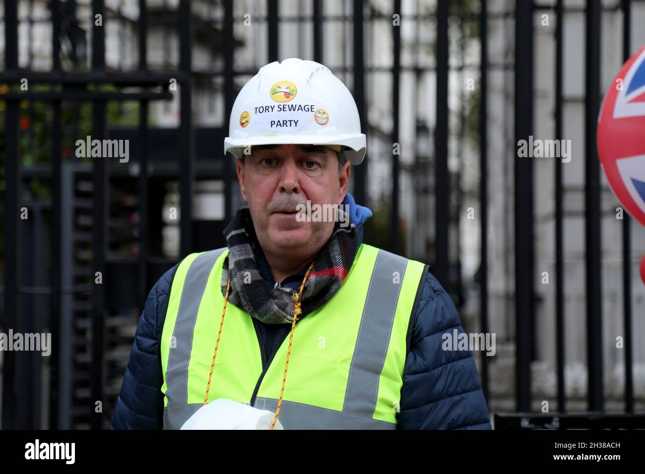 London, Großbritannien, 26. Oktober 2021: Der Aktivist Steve Bray protestiert gegen die konservative Regierung vor der Downing Street im Zentrum von London Stockfoto