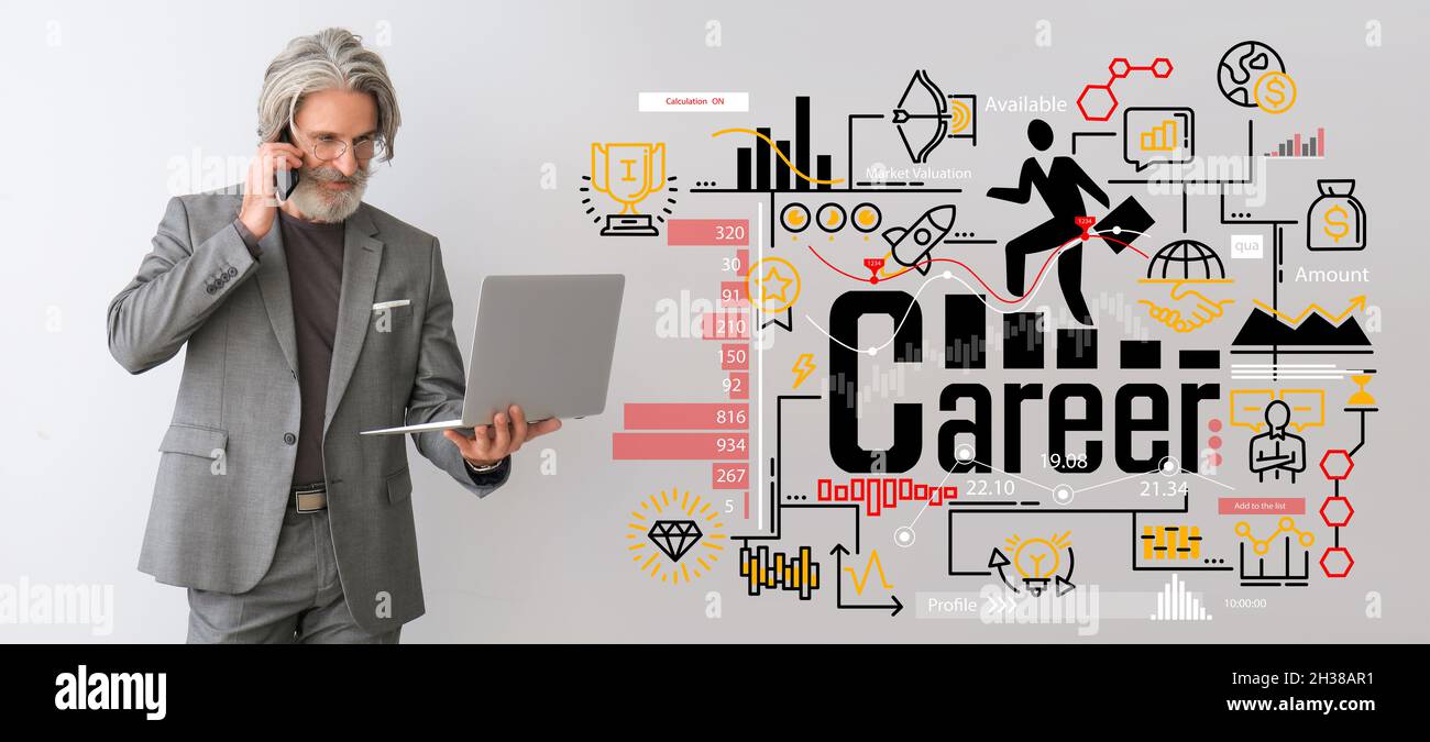 Porträt eines Geschäftsmannes mit Laptop, der mit dem Mobiltelefon auf grauem Hintergrund spricht. Konzept der Karriere Stockfoto