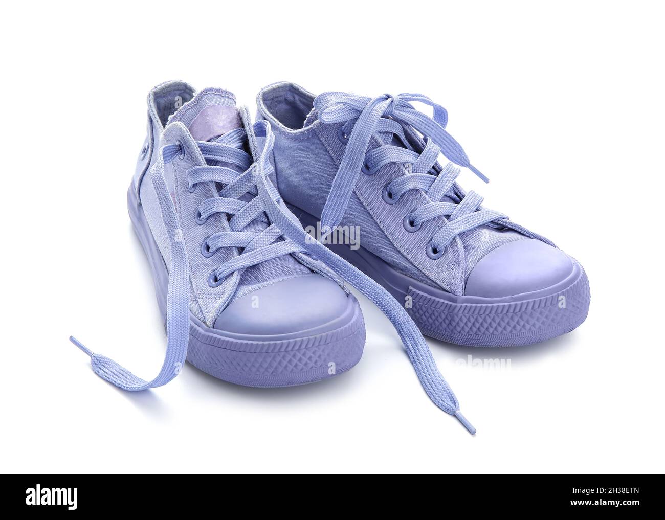 Stilvolle Flieder-Schuhe mit Schnürsenkeln auf weißem Hintergrund  Stockfotografie - Alamy