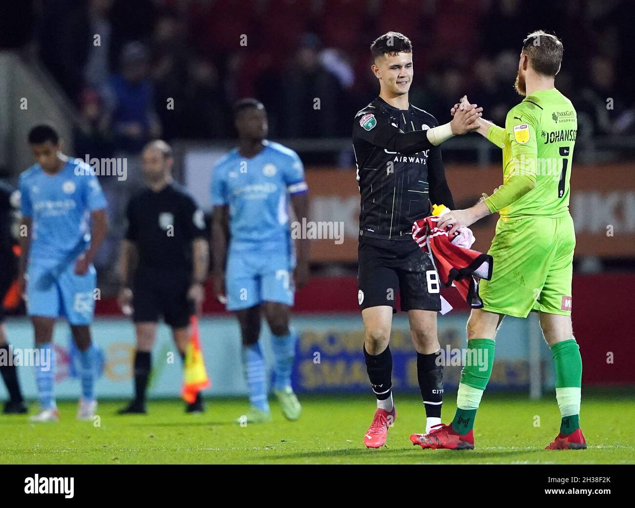 Manchester City Torwart Cieren Slicker (links) begrüßt Rotherham United Torwart Viktor Johansson nach dem letzten Pfiff beim Papa John's Trophy Northern Group E Spiel im AESSEAL New York Stadium, Rotherham. Bilddatum: Dienstag, 26. Oktober 2021. Stockfoto