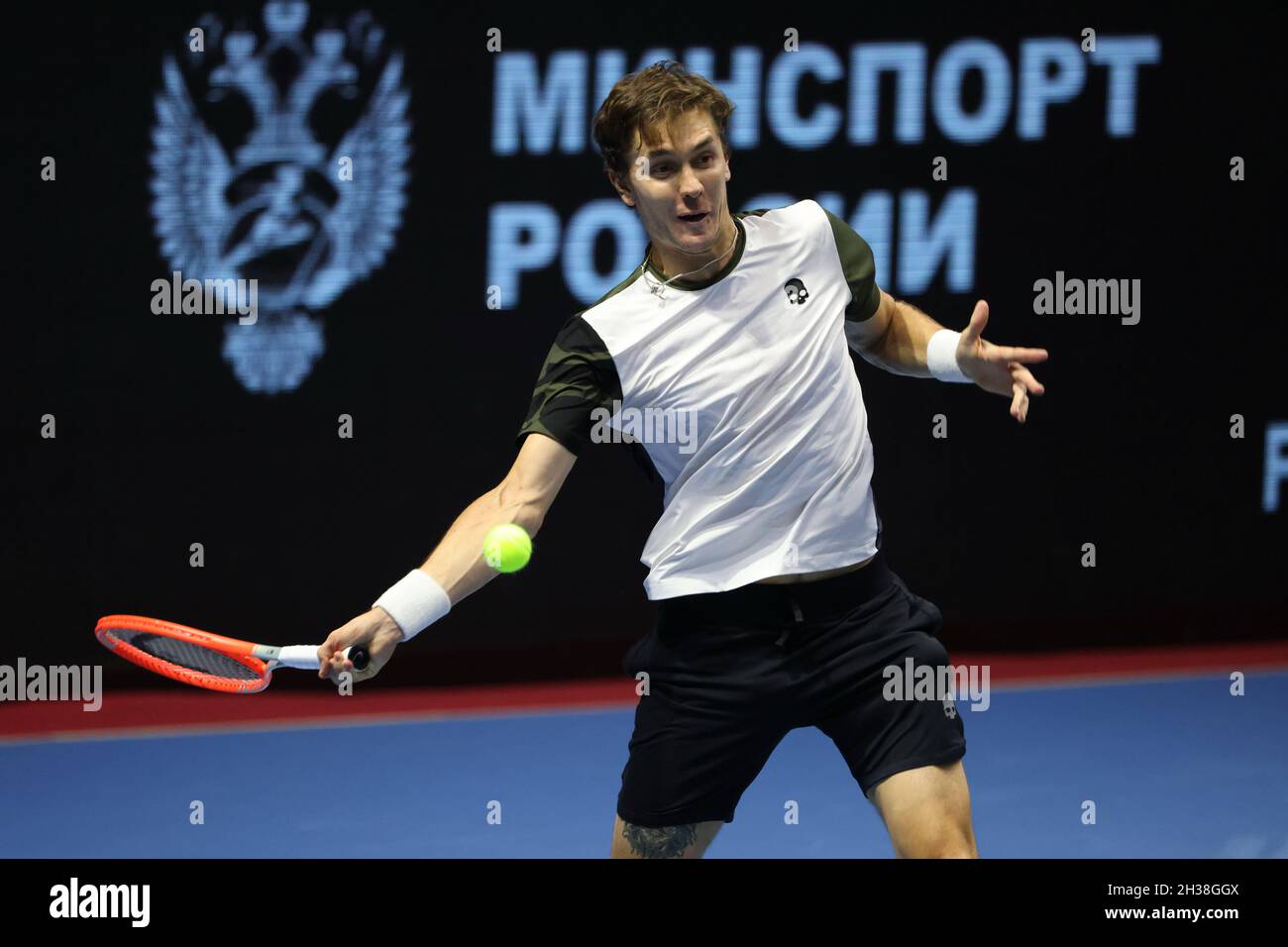 St. Petersburg, Russland. Oktober 2021. Egor Gerasimov aus Weißrussland bei einem Tennisturnier gegen Mackenzie McDonald aus den USA bei den St. Petersburg Open 2021 in der Sibur Arena in Aktion gesehen.Endstand: (Egor Gerasimov 0 - 2 Mackenzie McDonald) 0-2 (Foto von Maksim Konstantinov/SOPA Images/Sipa USA) Quelle: SIPA USA/Alamy Live News Stockfoto