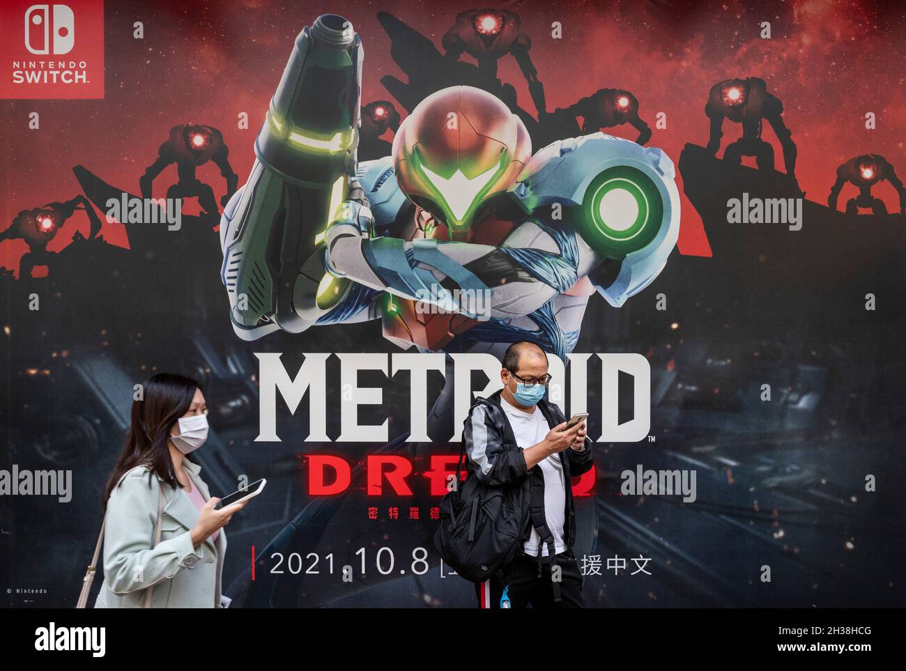 Ein Fußgänger geht an einer japanischen Action-Adventure-Spieleskette  vorbei, die Nintendo für sein Nintendo Switch-System Metroid, eine  kommerzielle Werbung in Hongkong, geschaffen hat. (Foto von Budrul Chukrut  / SOPA Images/Sipa USA Stockfotografie -