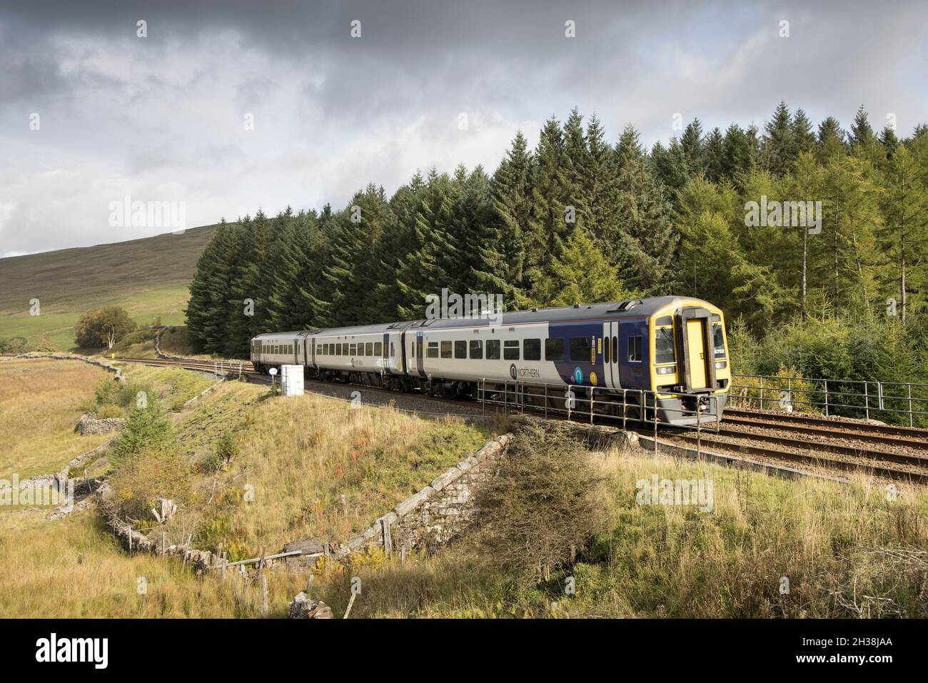 Trainieren Sie auf der Selle und Carlisle Bahn, in der Nähe von Blea Moor, Yorkshire Dales, Großbritannien Stockfoto