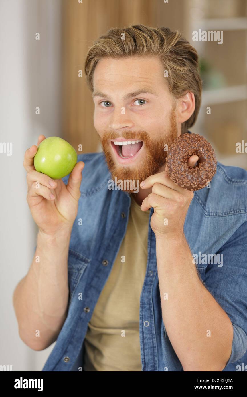 Animierter Mann mit Apfel und Donut Stockfoto