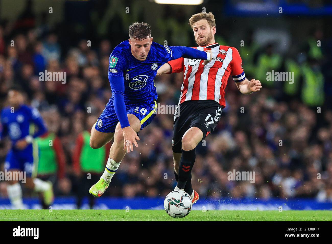 Stuart Armstrong #17 von Southampton fouls Ross Barkley #18 von Chelsea in, am 10/26/2021. (Foto von Mark Cosgrove/News Images/Sipa USA) Quelle: SIPA USA/Alamy Live News Stockfoto